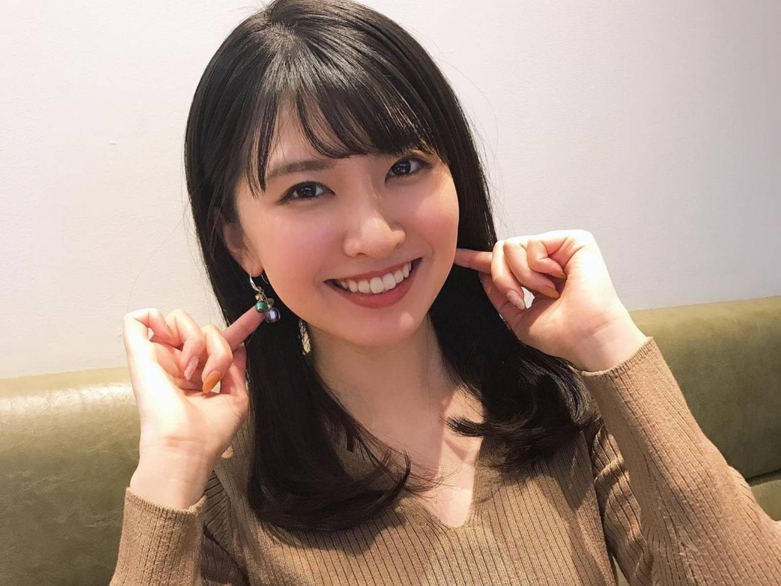 日本美女氣象主播檜山沙耶播報咬到舌頭，甜美形象讓網友 15 秒畫面狂刷百萬點擊！