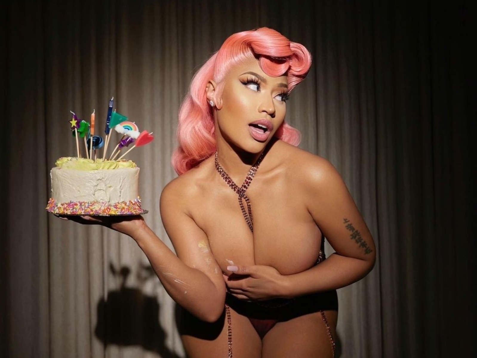 Nicki Minaj 慶祝 39 歲生日，在社群帳號大 PO 性感裸體寫真，辣翻網友！