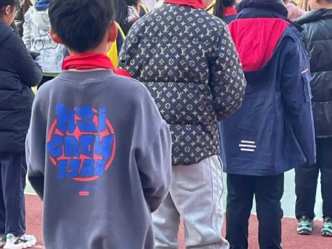 上海小學生著用 LV 羽絨外套、Nike Air Mag「土豪搭配」，踩到一腳真的賠不起！