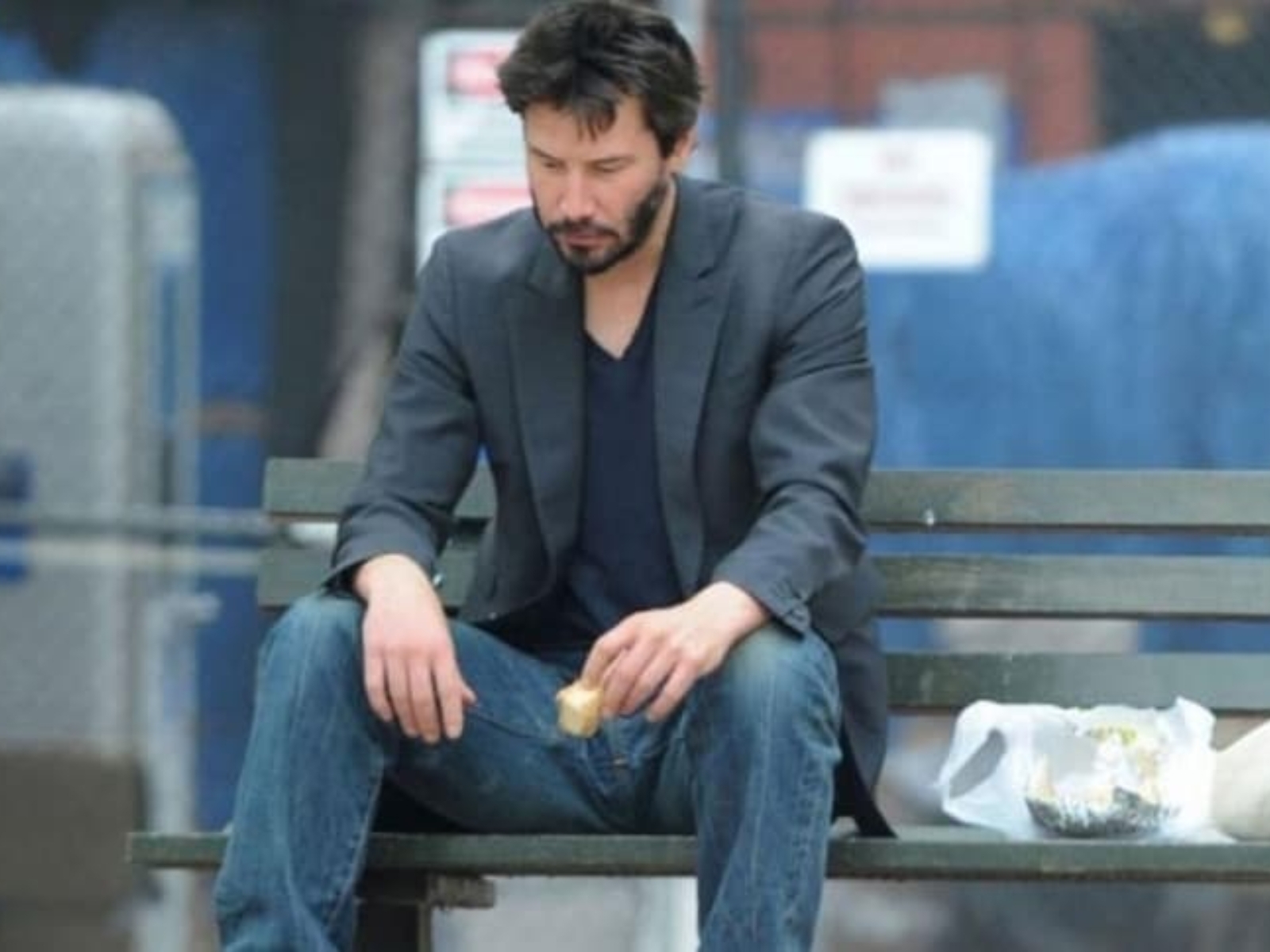 基努李維 Keanu Reeves 經典孤獨照片網路瘋傳！一臉哀傷的真正原因笑翻全場！