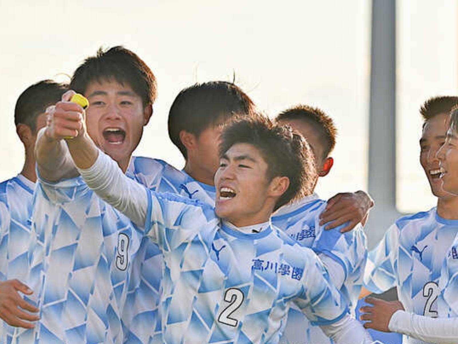 日本高中生足球場上出奇招迷惑對手，球員「手拉手，轉圈圈」下一秒進球後爆紅！