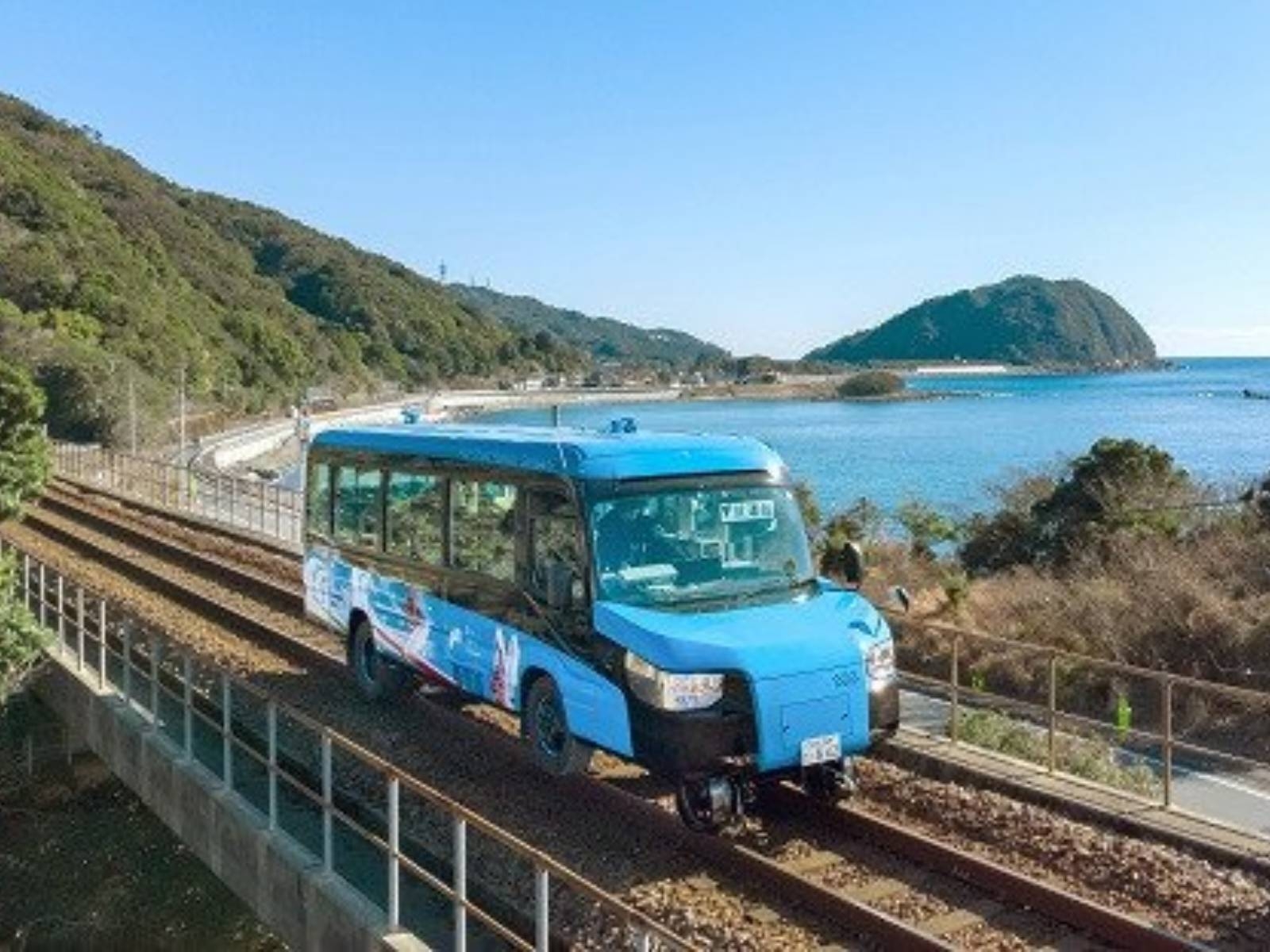DMV「兩用車」是巴士、火車融合體，世界第一款超可愛外型於日本正式啟用！