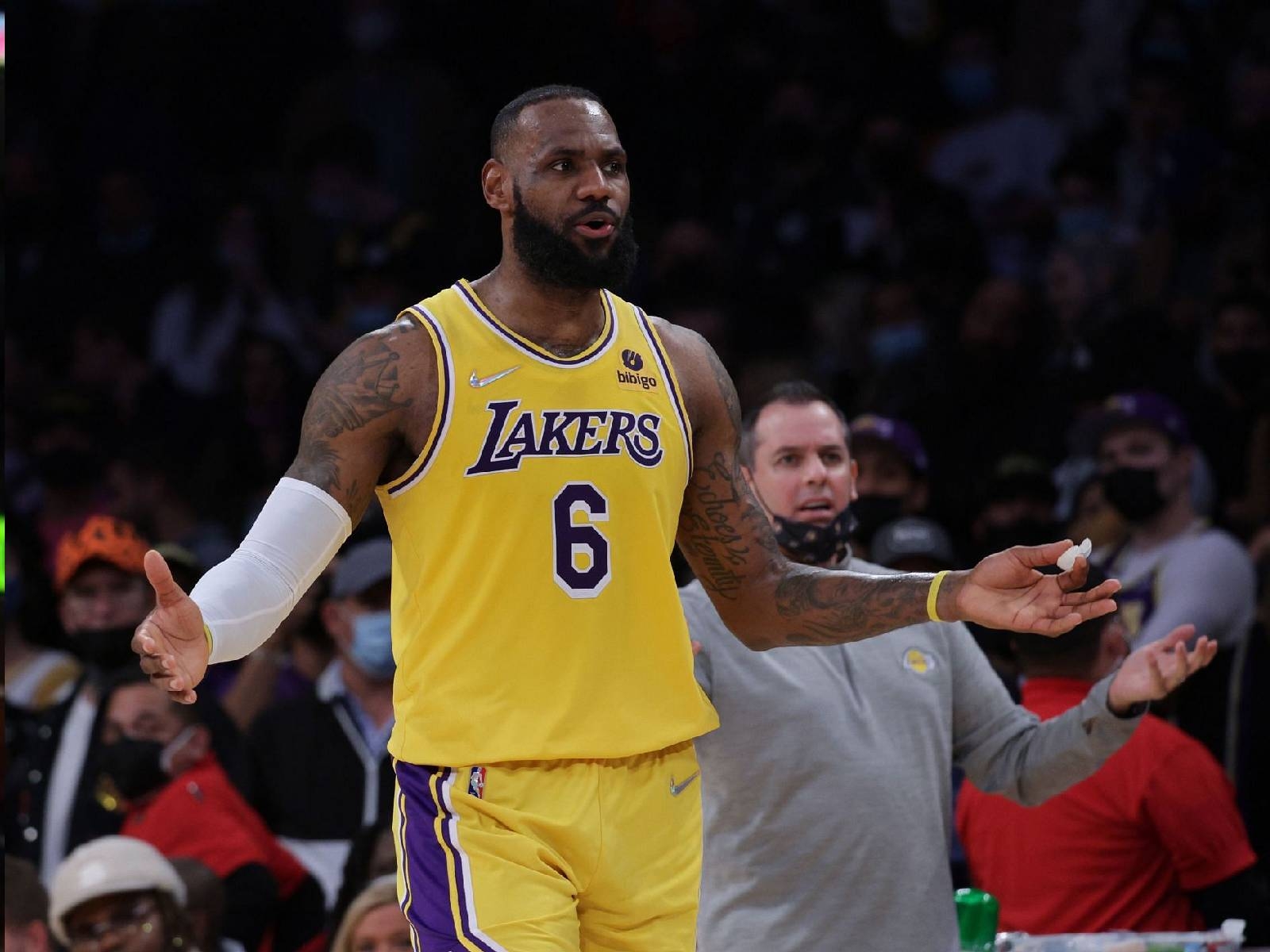 NBA／詹皇 LeBron James 對決國王比賽「不跳球，直接走人」引爭議，網批：他甚至沒有試著跳起來