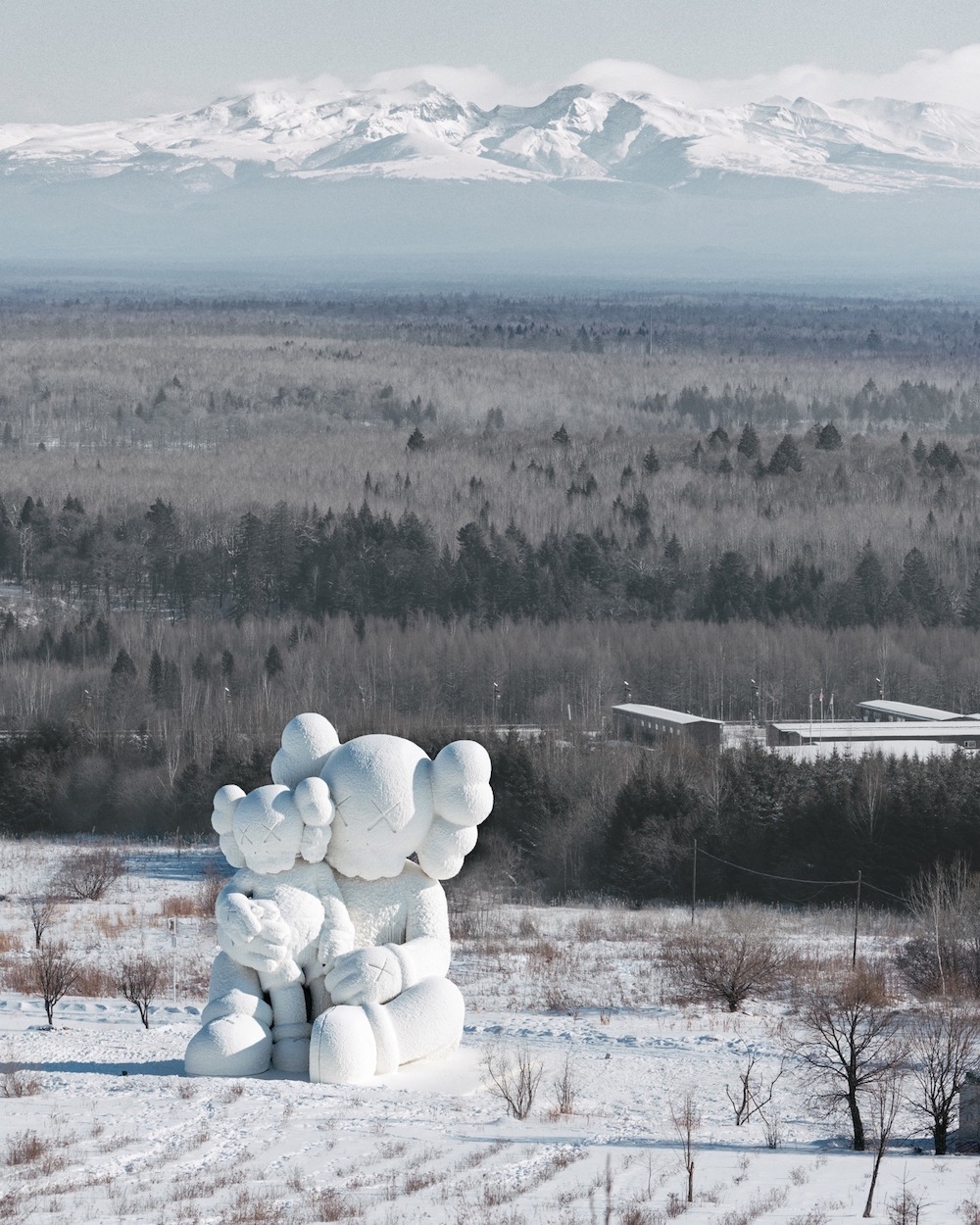 《KAWS：Holidays》第 8 站前進中國長白山，打造首個  COMPANION 巨型雪雕！