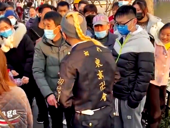 中國男 Cosplay《東京卍復仇者》角色，被民眾強制脫衣：「要搞動漫去別處搞！」