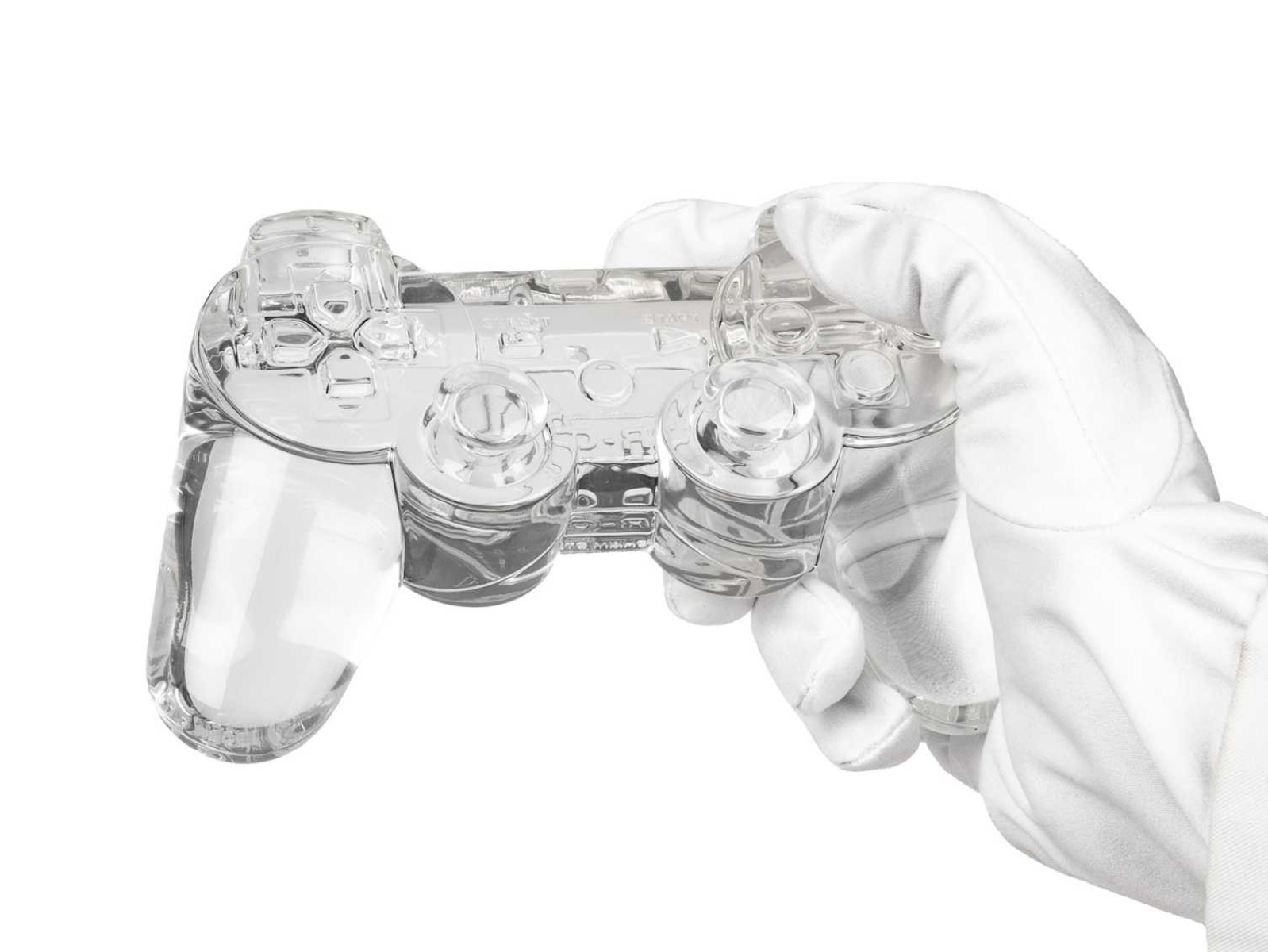 Daniel Arsham 發表「CRYSTAL RELIC 004」晶透 Playstation 遊戲手把，限量 500 款比 PS5 還難搶！