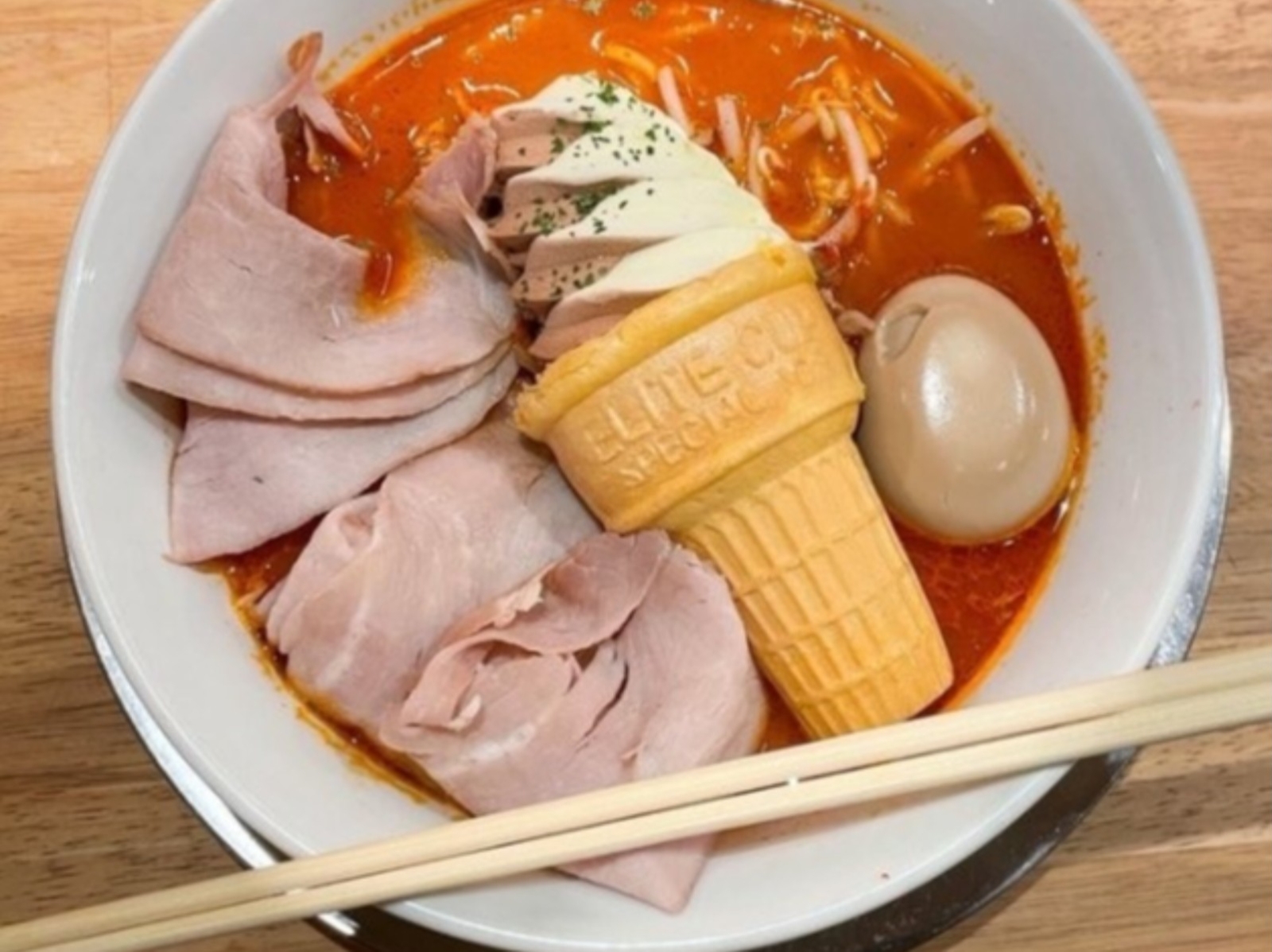 日本推出超獵奇「霜淇淋辣味噌拉麵」口味，超衝擊畫面你敢挑戰嗎？
