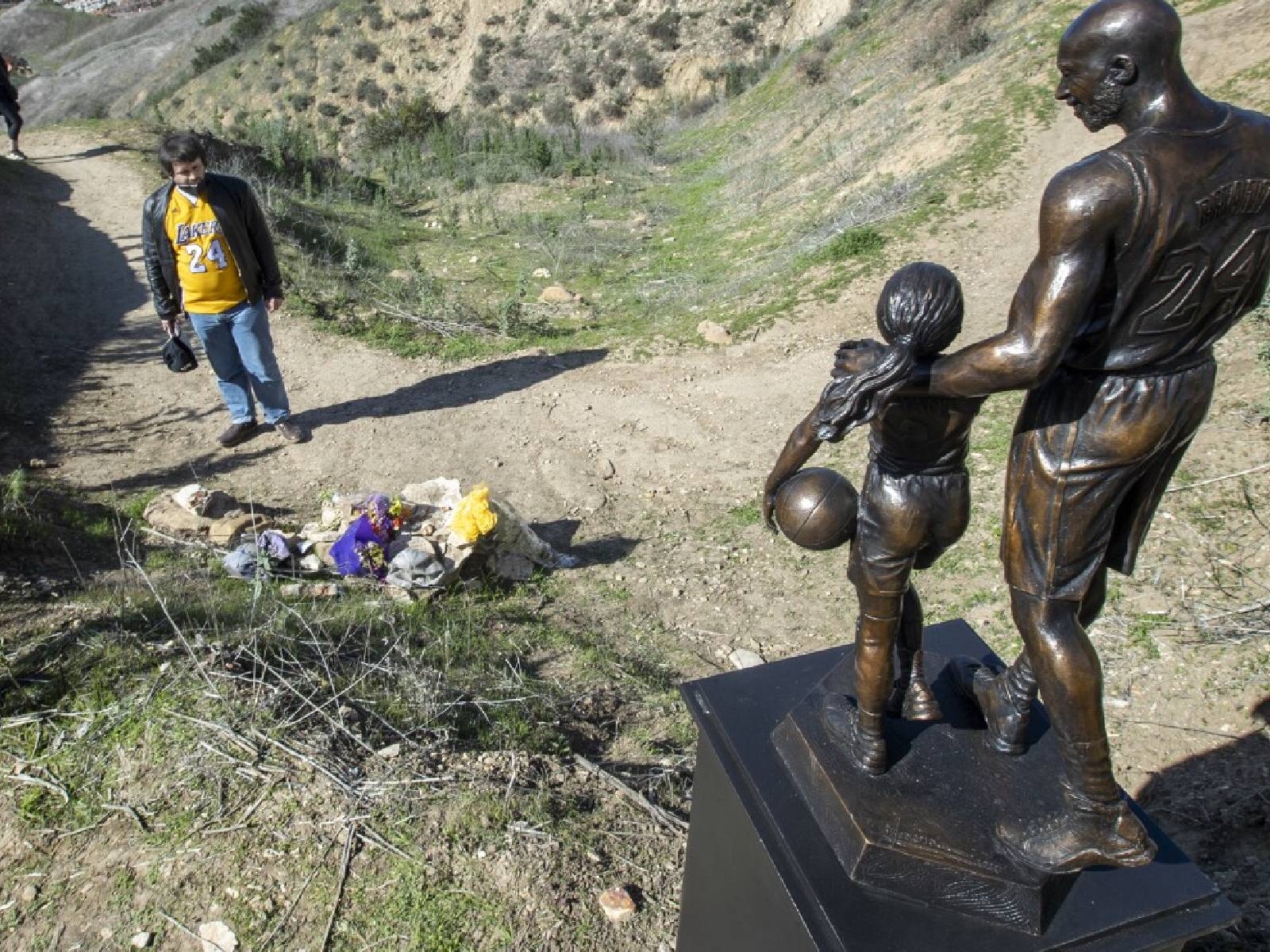 Kobe 逝世兩年！墜機罹難現場豎立「黑曼巴與女兒對看」雕像，讓球迷前往緬懷！