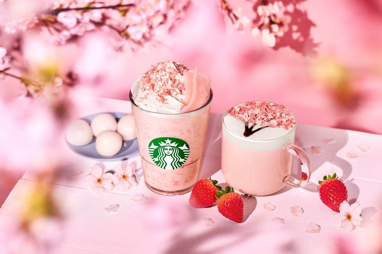 日本星巴克推出絕美「櫻花草莓白玉星冰樂」，直接在飲料上打造櫻花盛開的夢幻場景！