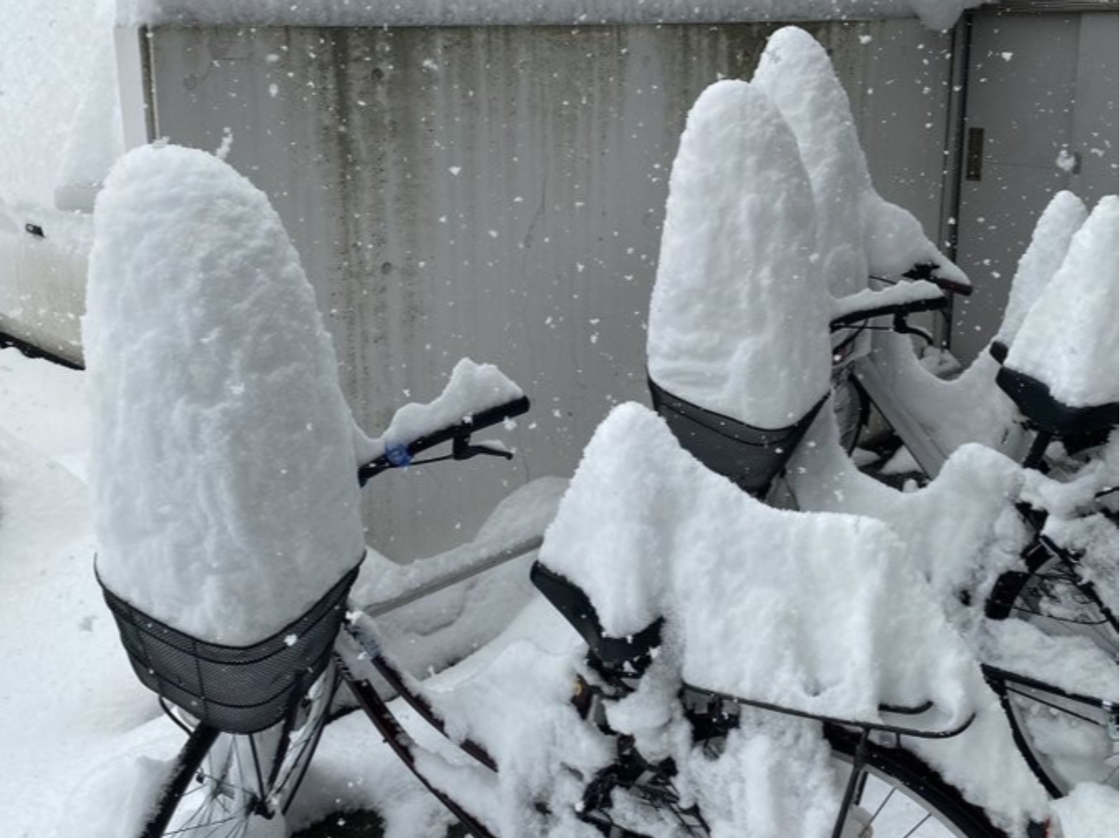 日本札幌迎來 23 年來最大降雪！推特網友紛紛曬出路上災情照，積雪堆成超大碗剉冰！