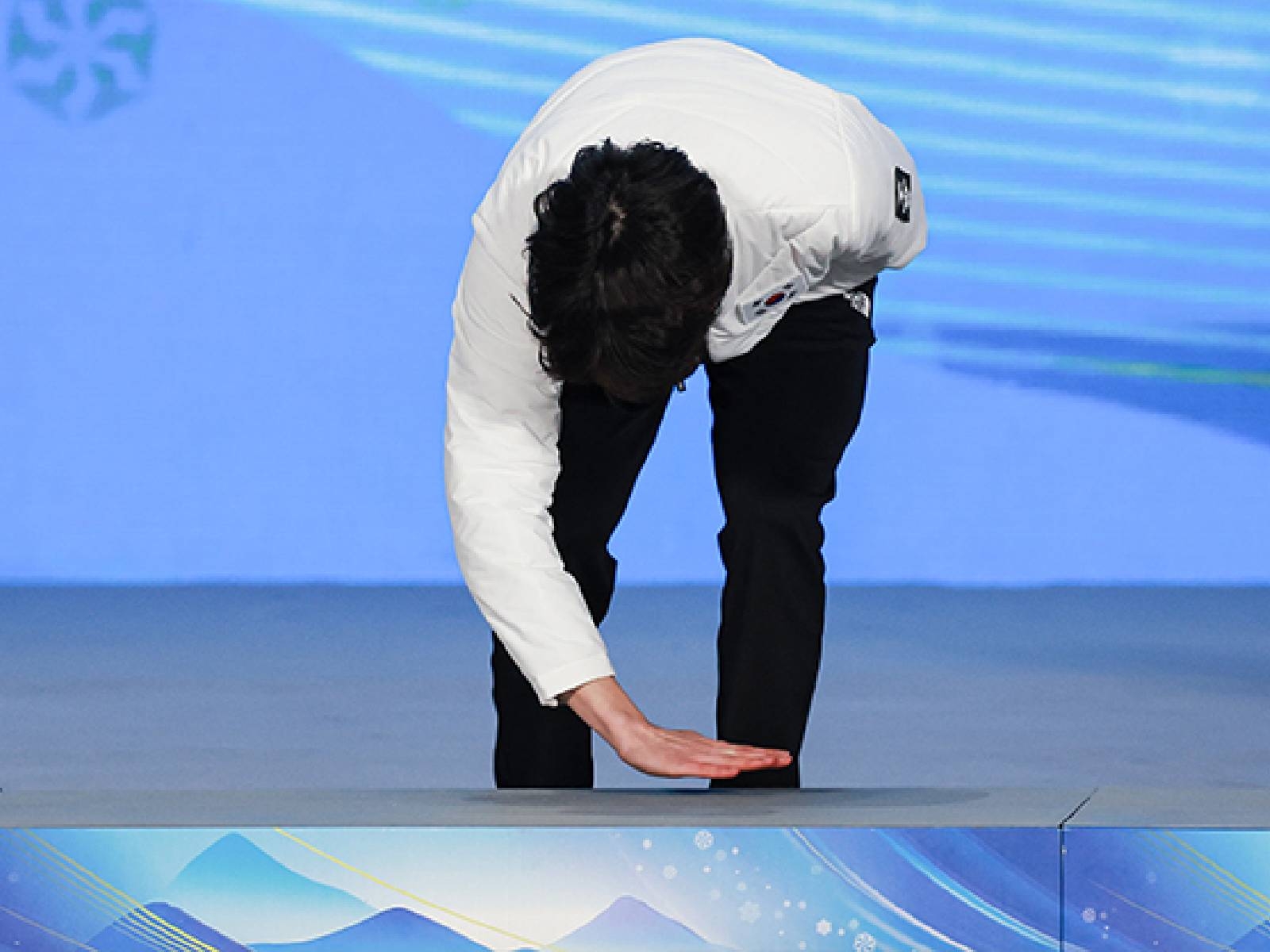冬奧／韓國速滑選手車旼奎「擦獎台」引爭議，遭中國網友砲轟：「輸不起！」後終於解釋！