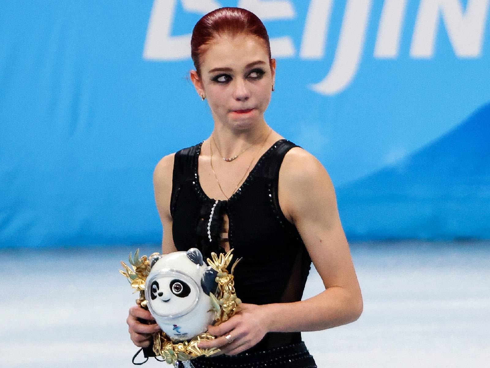 俄羅斯花式滑冰選手 Alexandra Trusova 比中指引爭議，沒拿金牌後哭喊：「我這輩子都不會回到冰上！」