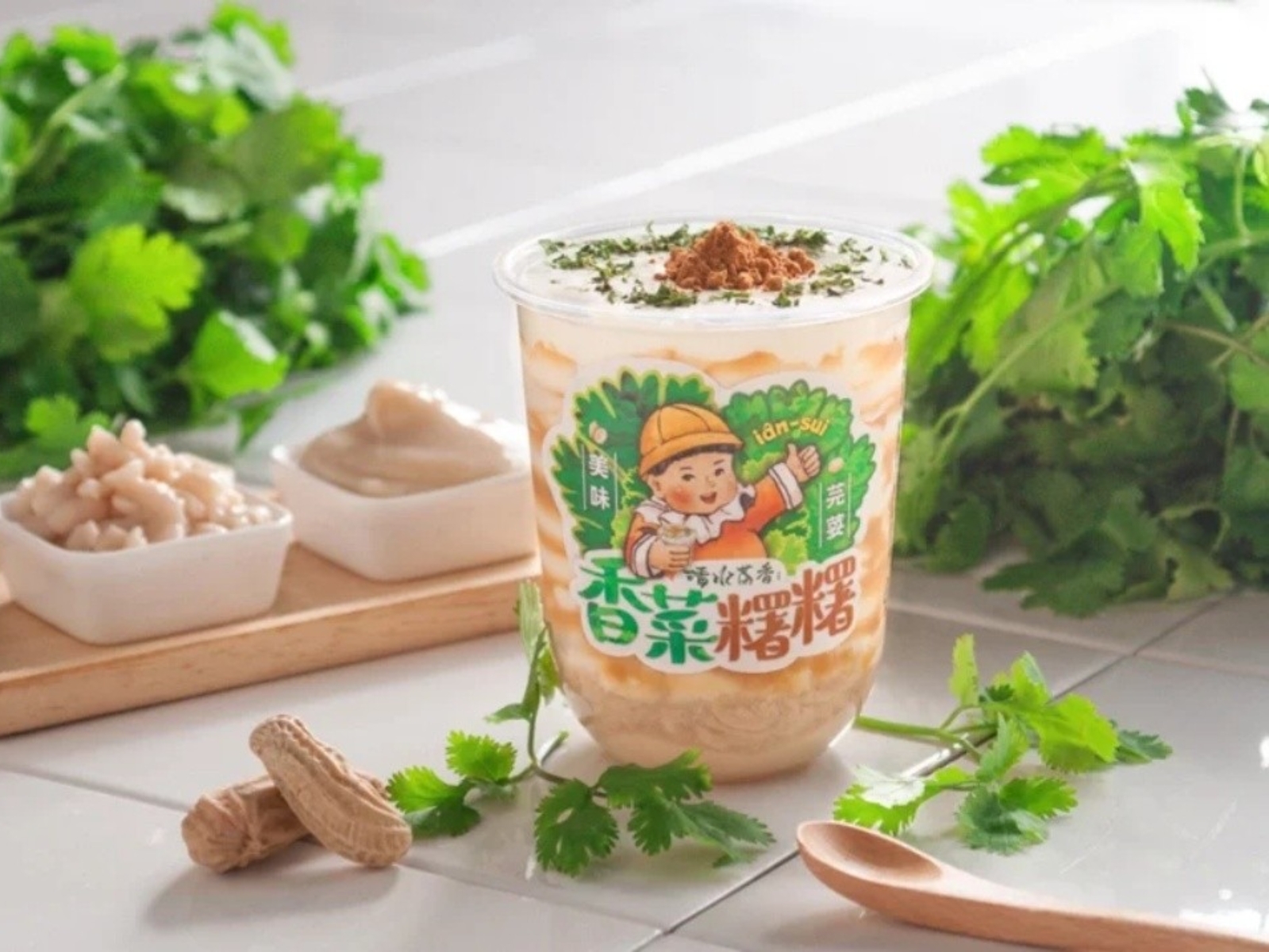 清水茶香推出「香菜糬糬」與「豆乳啵啵茶」兩款新品，甚至還選在 2/24 「國際討厭香菜日」上市！
