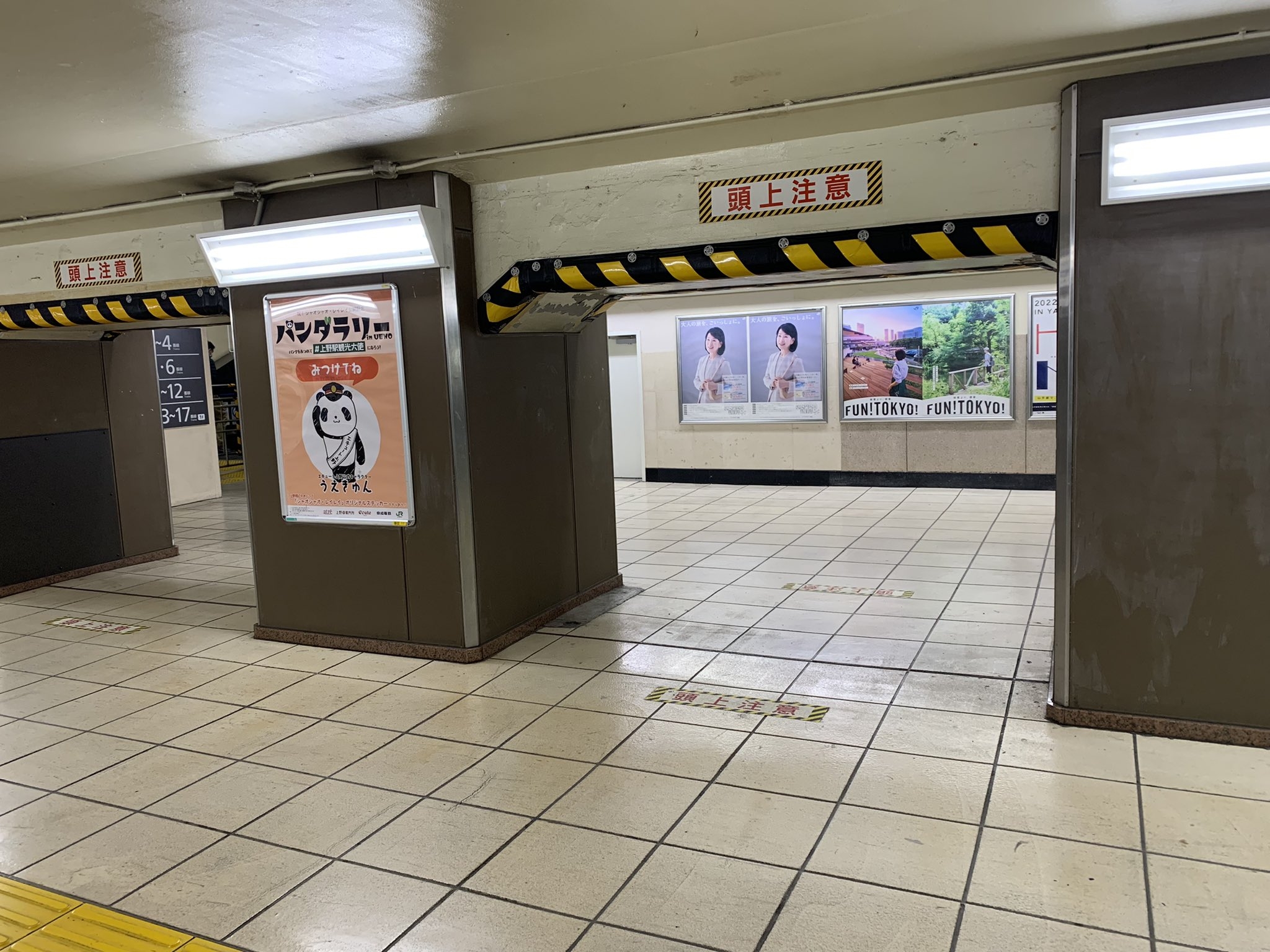日本東京上野車站「人權篩」通道推特爆紅，身高超過170 公分必須彎腰才能通行！