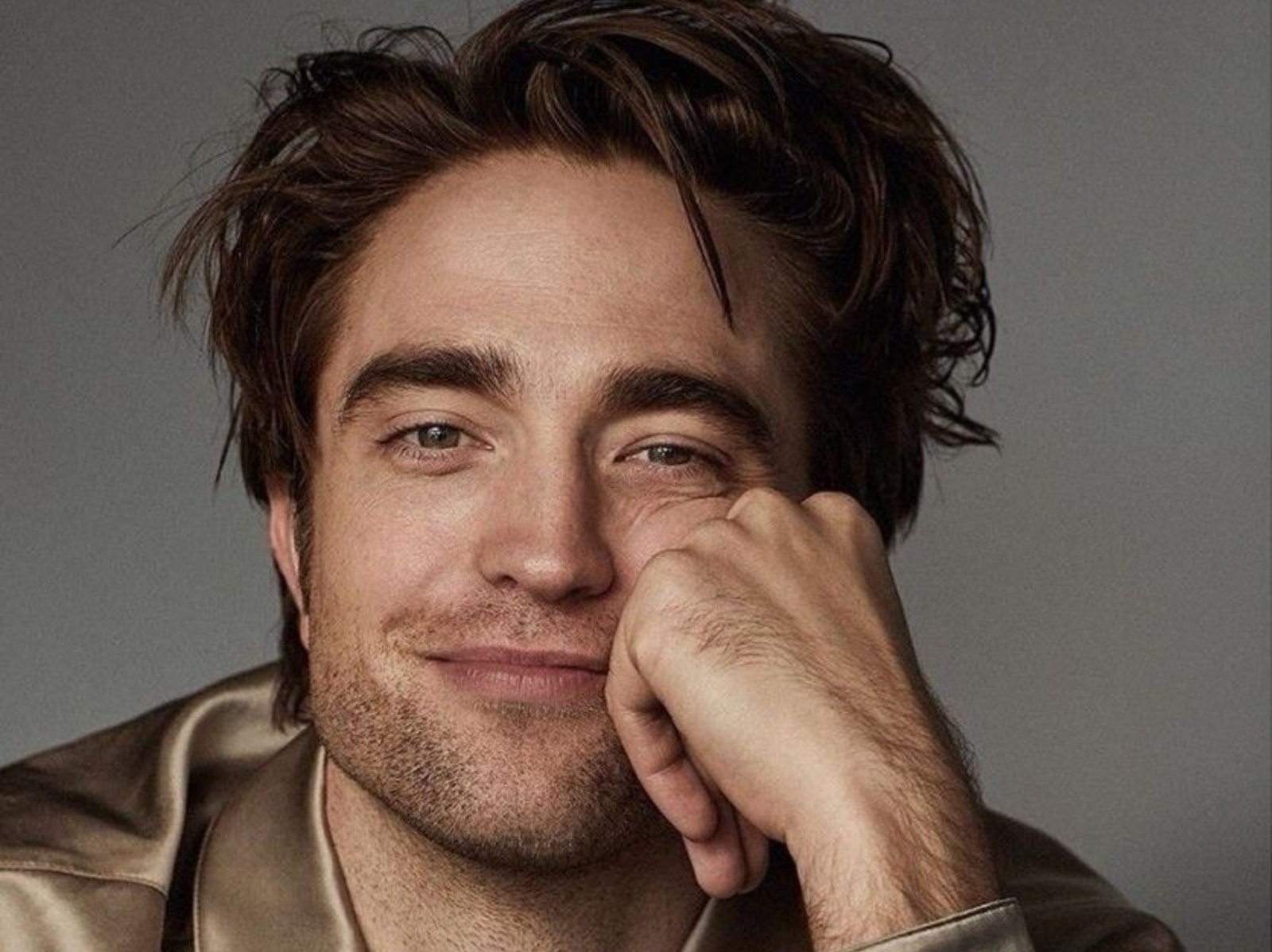 《蝙蝠俠》羅伯派汀森 Robert Pattinson 升格當「女兒奴」，金句盤點：「不明白洗頭的意義？」