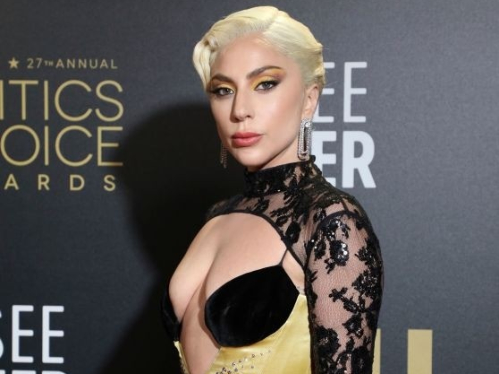 Lady Gaga 紅毯造型狂曬「性感美胸」，姣好身材超吸睛！私下 3 招美體保養技巧曝光～