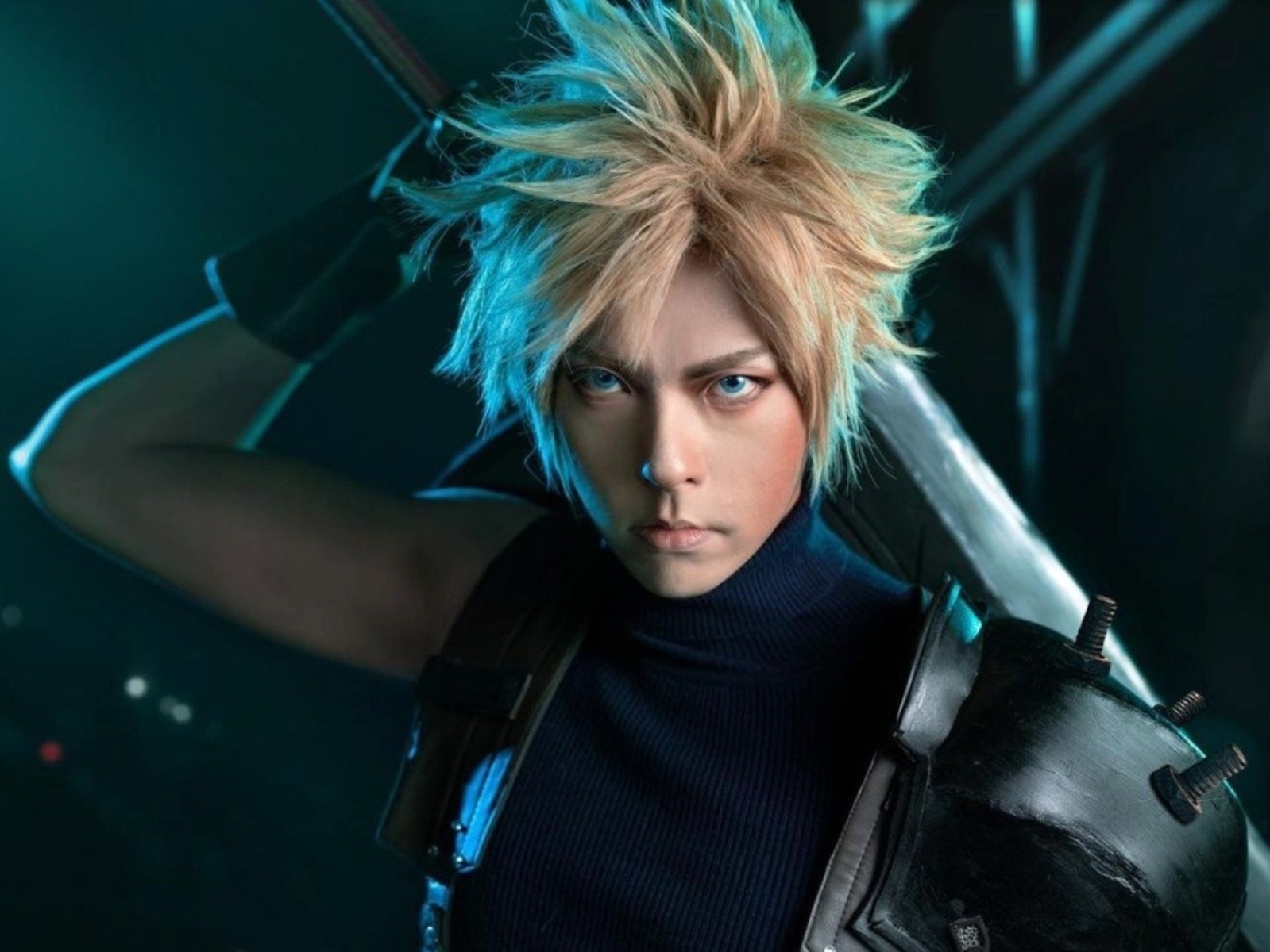 YouTuber 阿滴神還原《Final Fantasy VII》克勞德，金髮藍眼大秀「超粗手臂肌」！網狂讚：完全認不出！