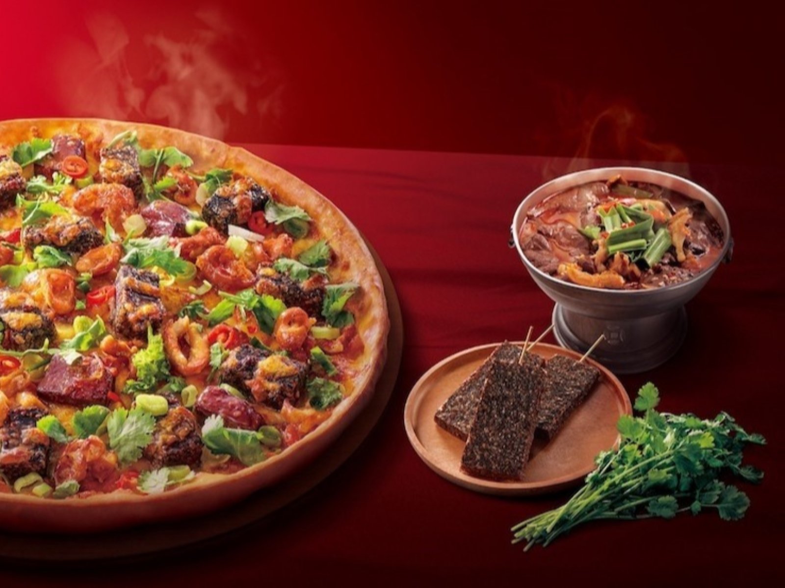 Pizza Hut 必勝客推出升級版「香菜豬血糕五更腸旺比薩」，全新暗黑組合你可以嗎？