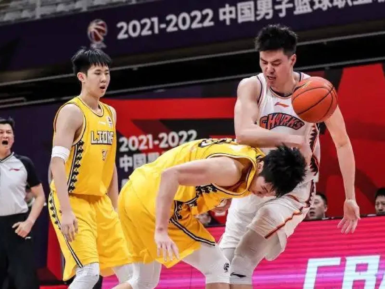 中國 CBA 上海大鯊魚董瀚麟二度刻意「拐對手腦袋」，出現格鬥籃球的誇張行為引網友不滿！