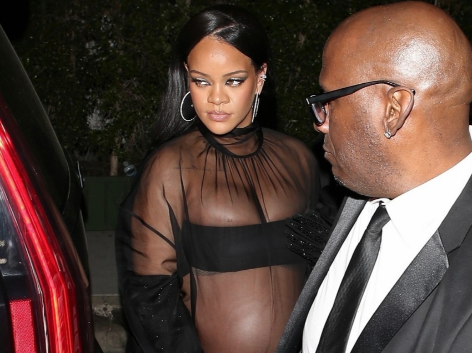 蕾哈娜 Rihanna 穿性感透視裝參加派對，玩到凌晨五點才離席：「肚裡小孩也在蹦迪！」