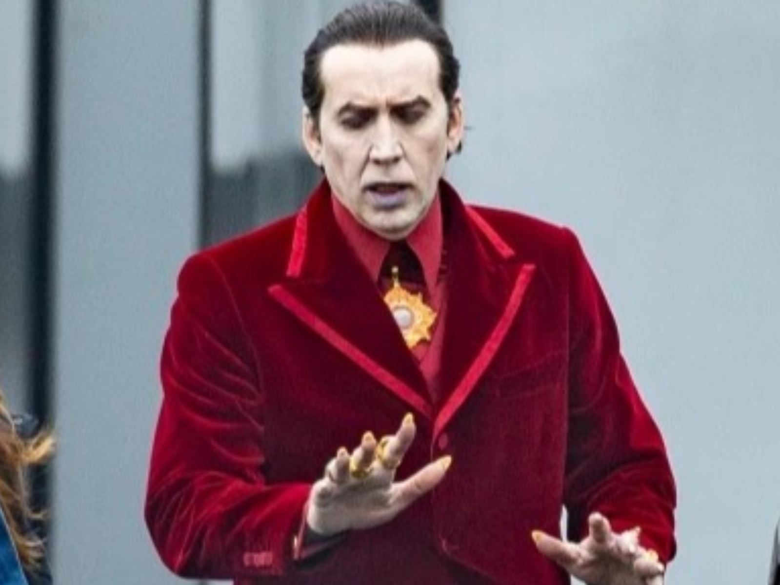 《Renfield》尼可拉斯凱吉 Nicolas Cage 德古拉造型曝光引網熱議：「差點認不出來...」
