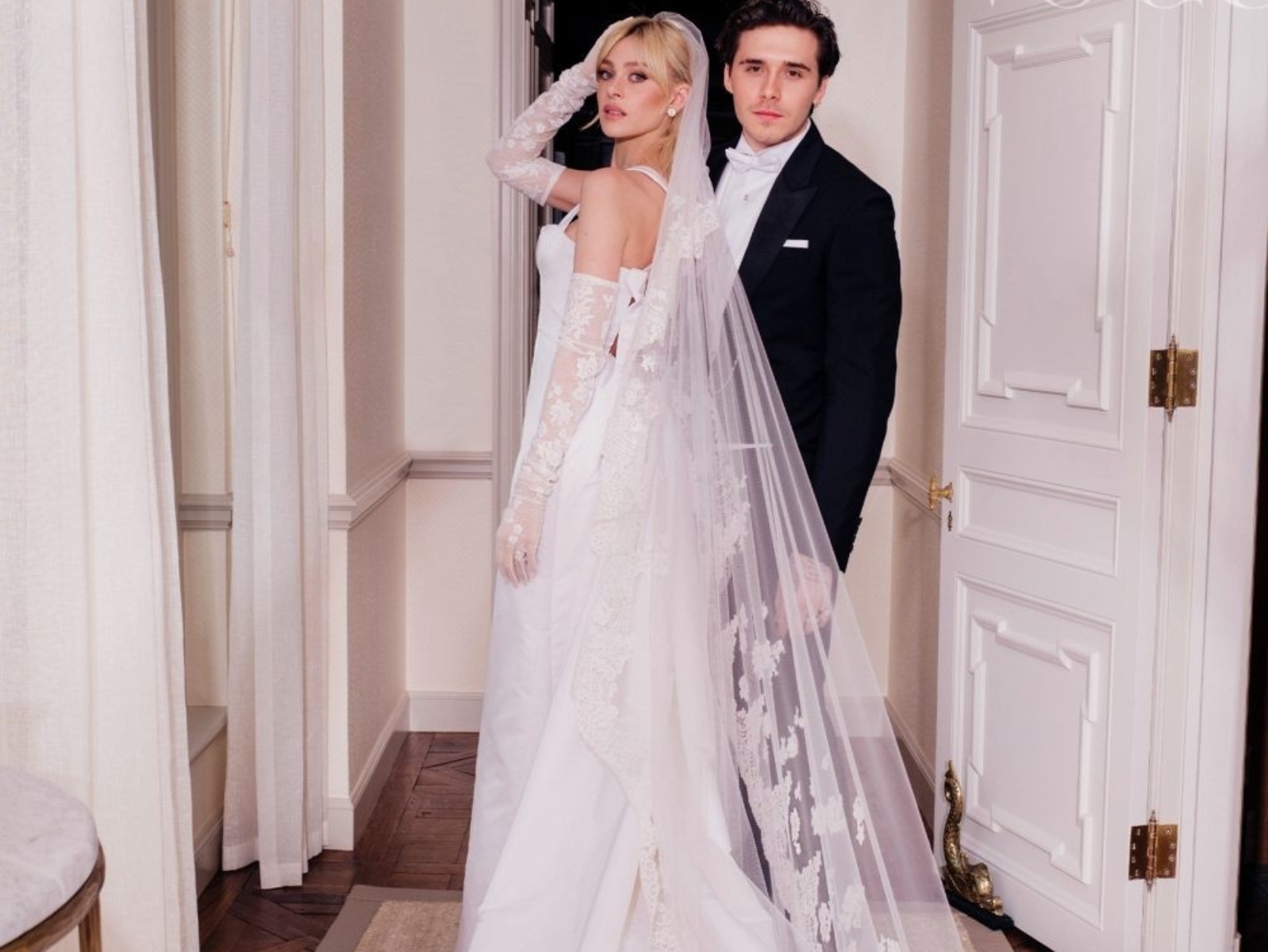 布魯克林貝克漢真的被套牢了！「絕美婚紗照」搶曝光， Nicola Peltz 超過 300 萬 Valentino 訂製婚紗成焦點！