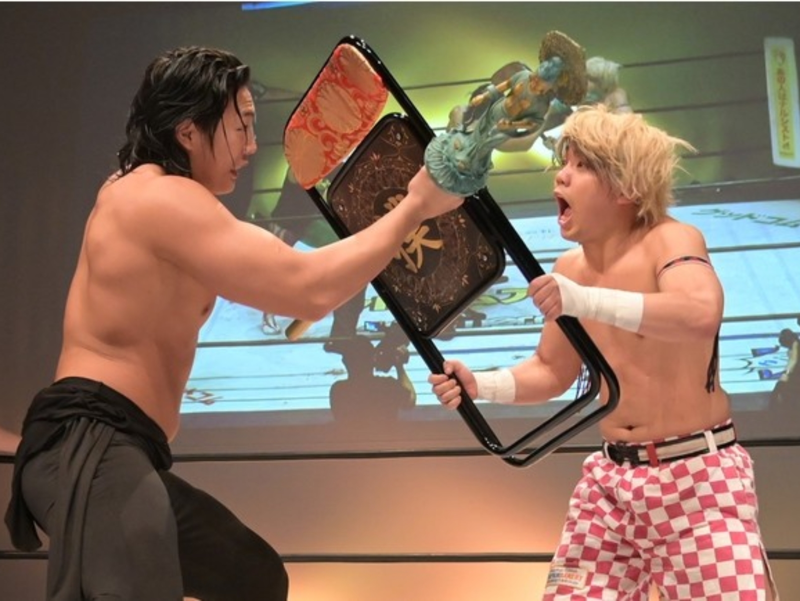 日本 DDT 職業摔角竟跟高岡市合作開發「佛具兇器」，直接用佛祖物理性超渡對手！
