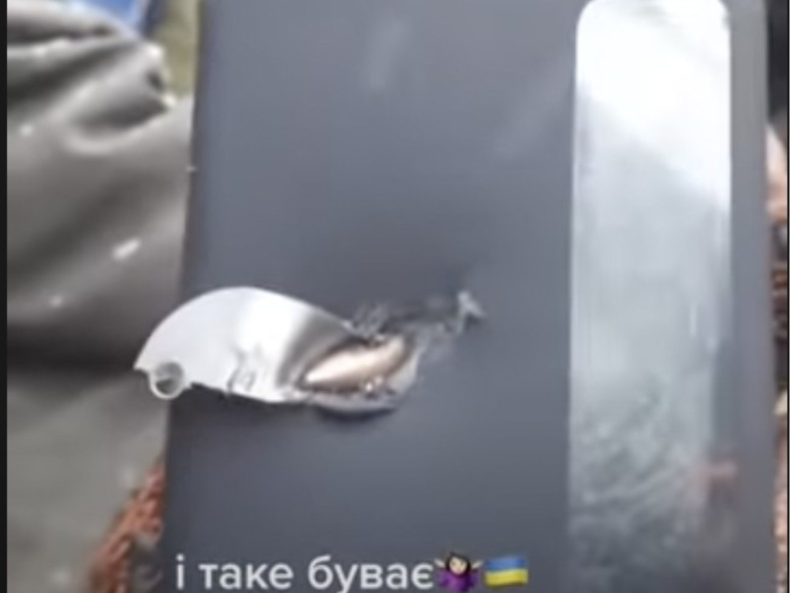 烏克蘭士兵疑似靠手機擋下子彈撿回一命，網友猜測「防彈神機」或許就是三星 「這兩款」型號！