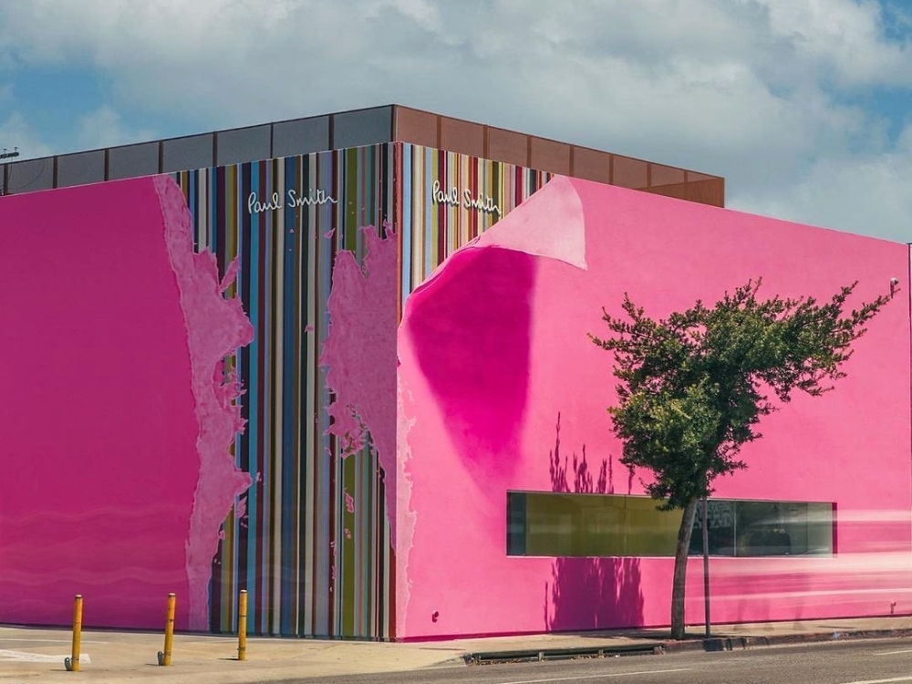 LA 打卡熱點 Paul Smith 粉紅牆被藝術家撕開了！最新造型竟內藏經典彩條？！