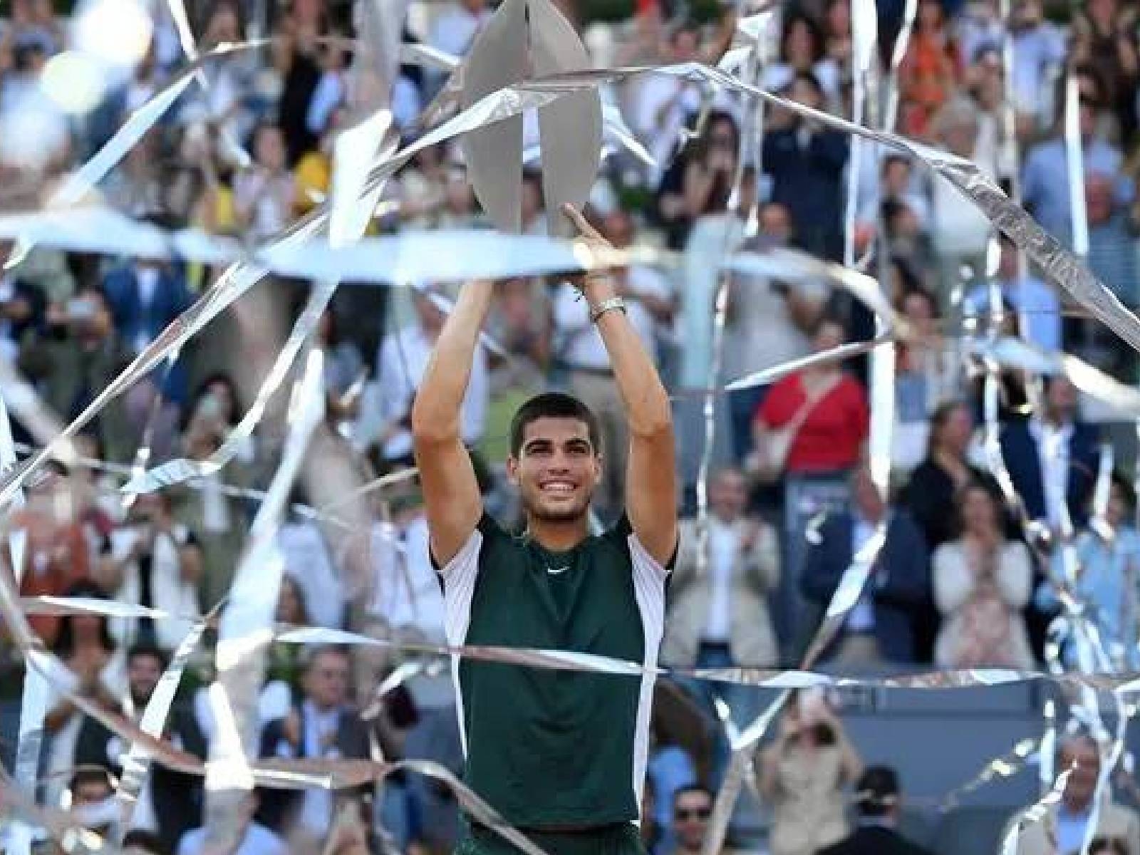 西班牙 19 歲網壇新星 Carlos Alcaraz 在大師賽奪冠，第一位在一個紅土賽接連擊敗蠻牛、喬帥的球員！