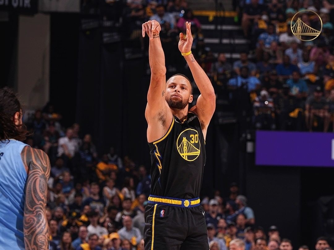 NBA 球星 Stephen Curry 場下帥哥穿搭征服眾位粉絲，誰能不愛「咖哩大神」呢？