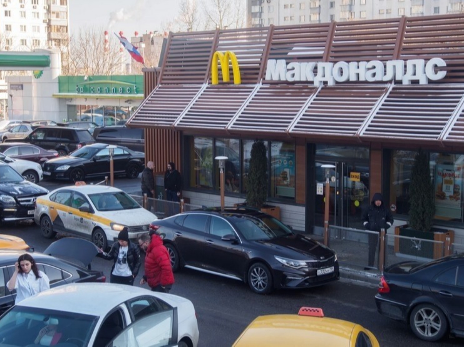 麥當勞宣布全面退出俄羅斯，除了排隊數小時、還有人開 250 公里遠只為吃最後的漢堡！