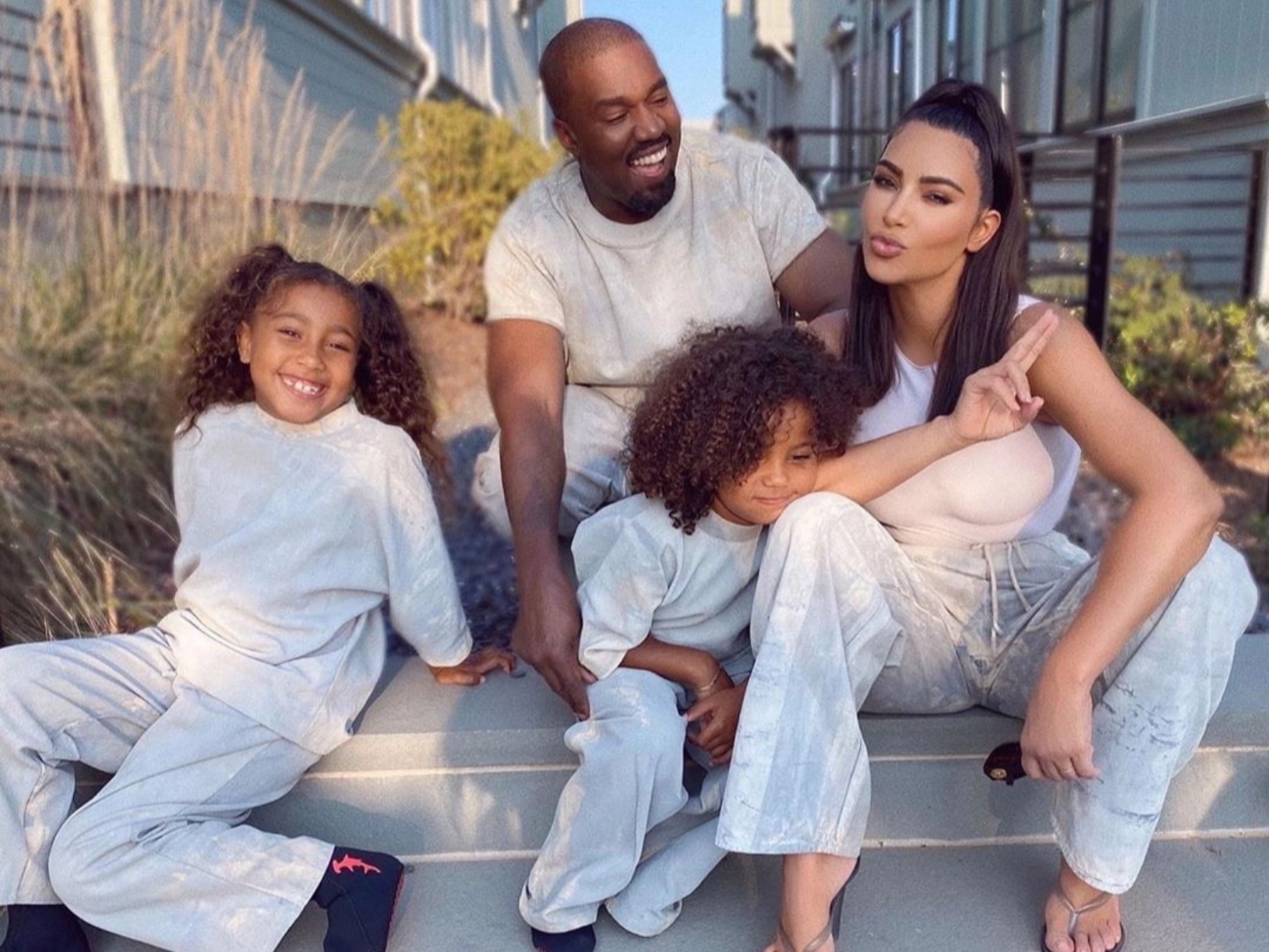 《卡戴珊家族》肯爺 Kanye West 罕見現身，租超大消防車戴娃上學：「每個人都想成為酷爸爸！」