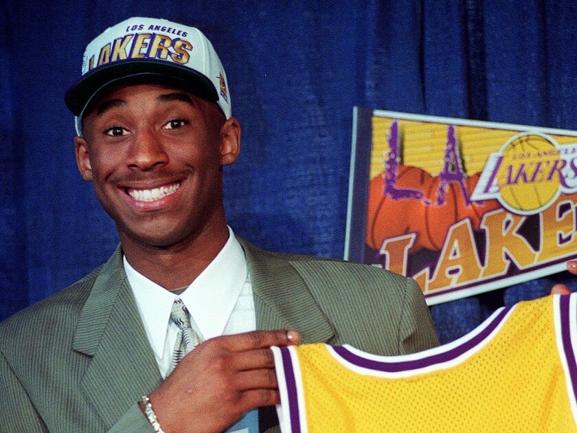 NBA 球星 Kobe Bryant 菜鳥湖人球衣拍賣出 273 萬天價美元，成為歷史上第二貴款式！