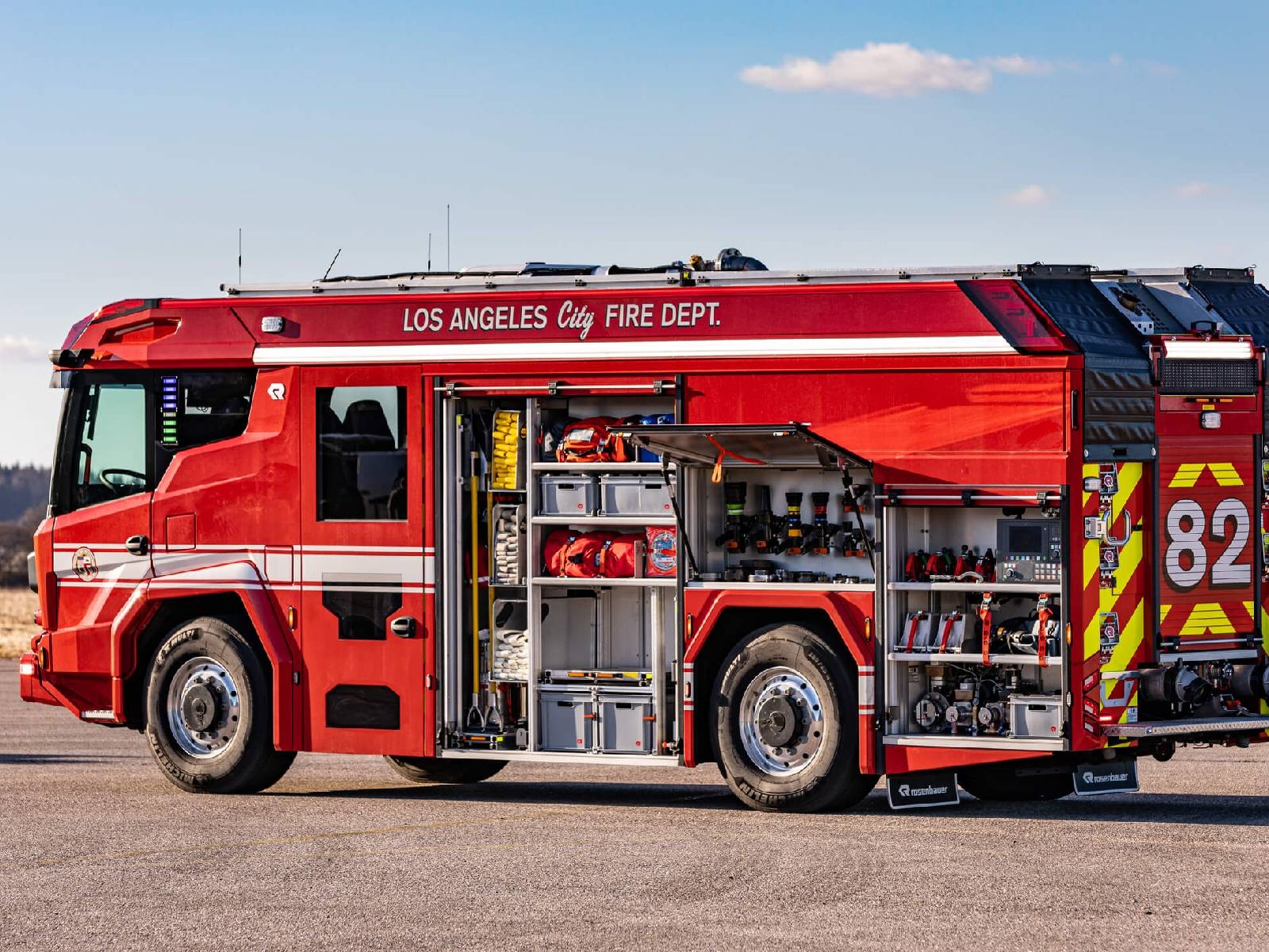 美國洛杉磯啟用「電動消防車」Rosenbauer RTX，要價 3500 萬台幣、滿電可跑 2 小時！