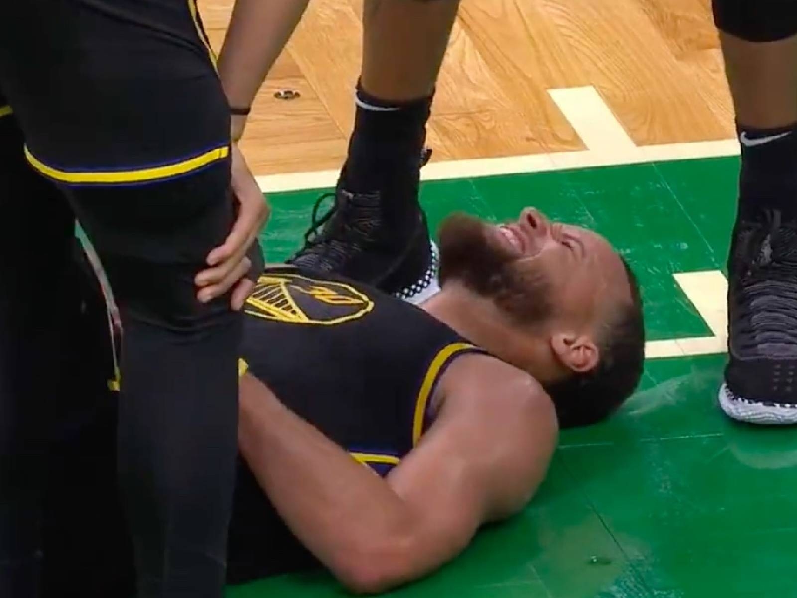 NBA／Stephen Curry 左腳被坐到而痛苦大叫，隊友 Draymond Green：「我用第 6 犯把人推開」