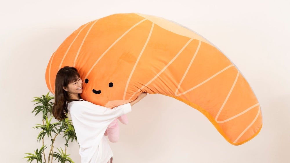 三麗鷗推出 2 公尺大「KIRIMI 醬」抱枕！巨大鮭魚切片可以包住全身！