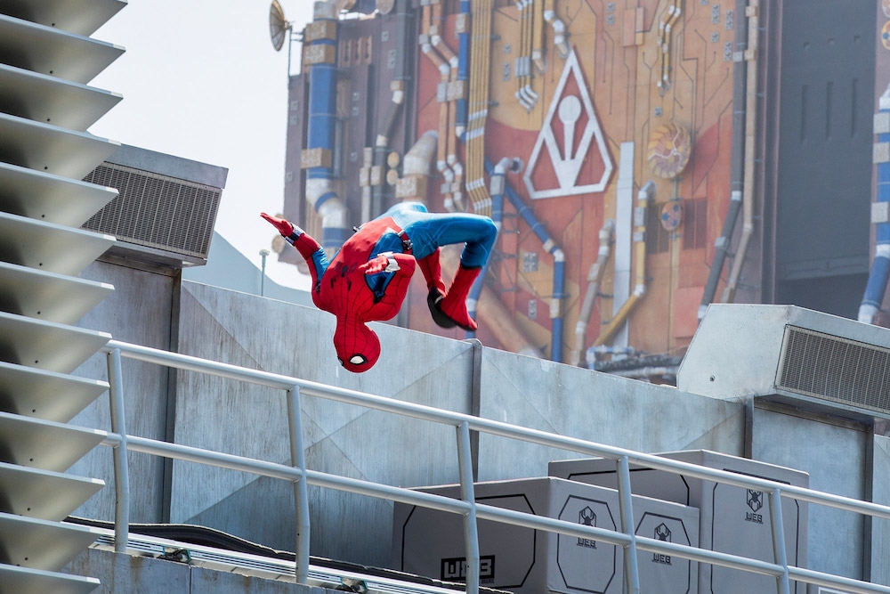 加州迪士尼樂園「蜘蛛人」表演失手從空中墜落？遊客側錄影片驚見園區外牆被撞毀！