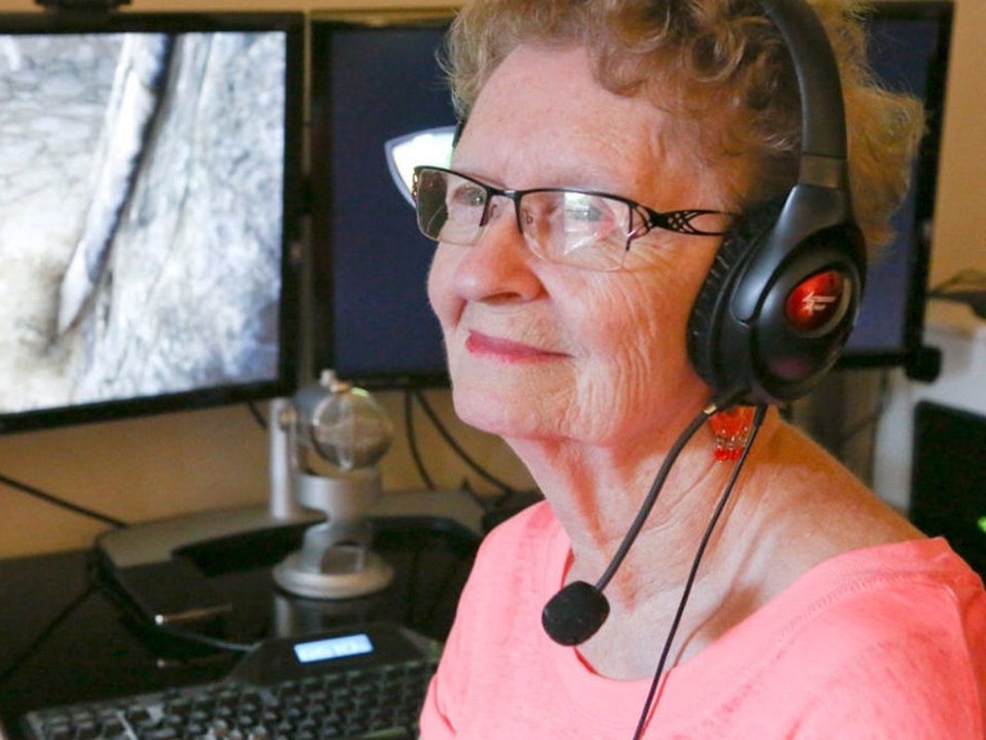 86 歲「上古卷軸阿嬷」Shirley Curry 實況電玩頻道訂閱數破百萬，獲頒 Youtube 紀念金盾！