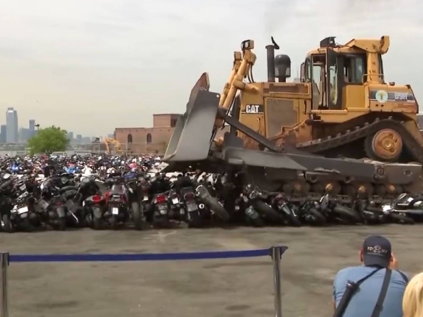 紐約市長 Eric Adams 霸氣將 100 輛越野摩托車壓扁，不滿太吵、太危險喊話：「都將變成廢金屬」