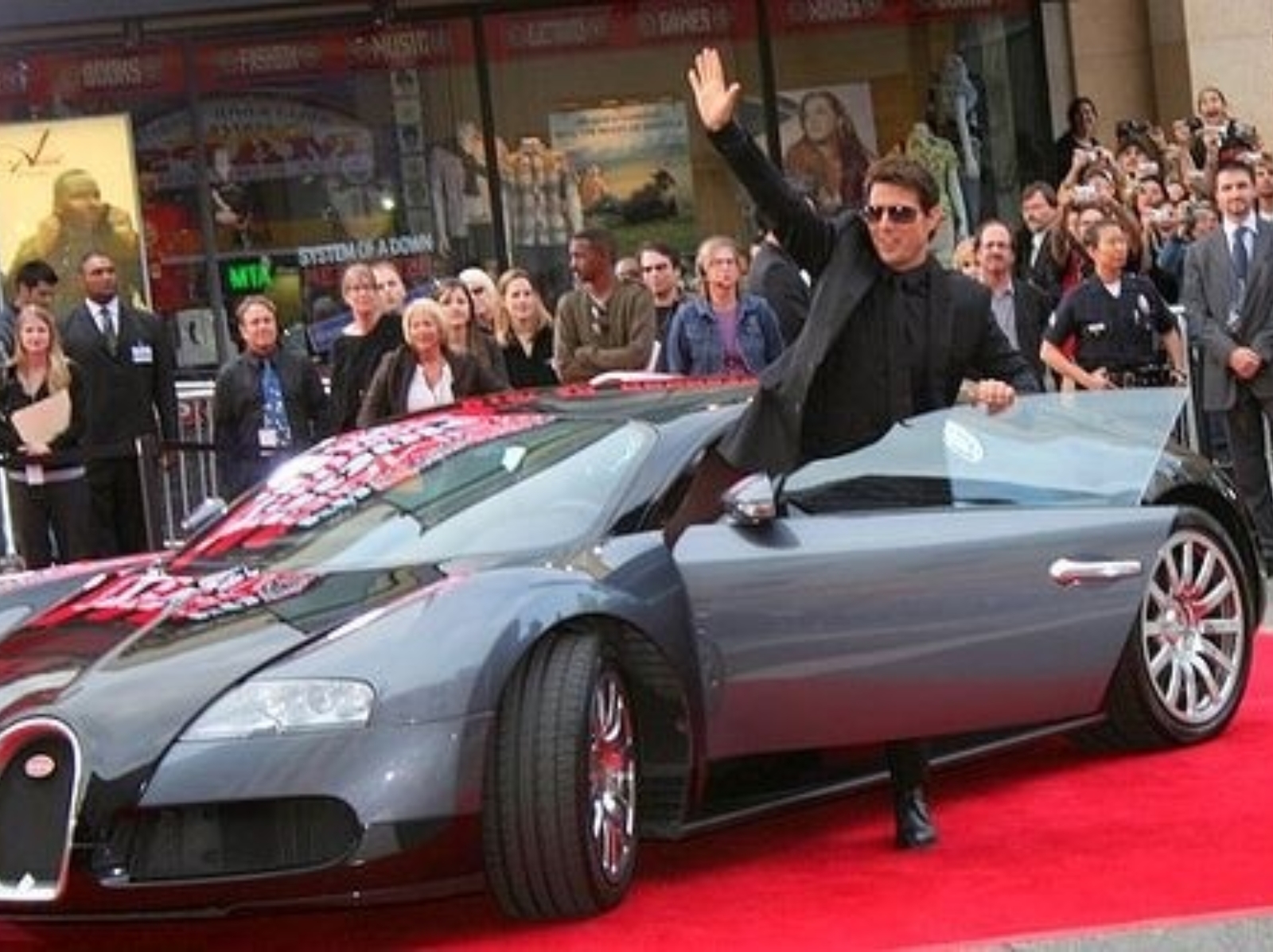 湯姆克魯斯因紅毯「這一尷尬舉動」，糗淪為 Bugatti 超跑的黑名單！