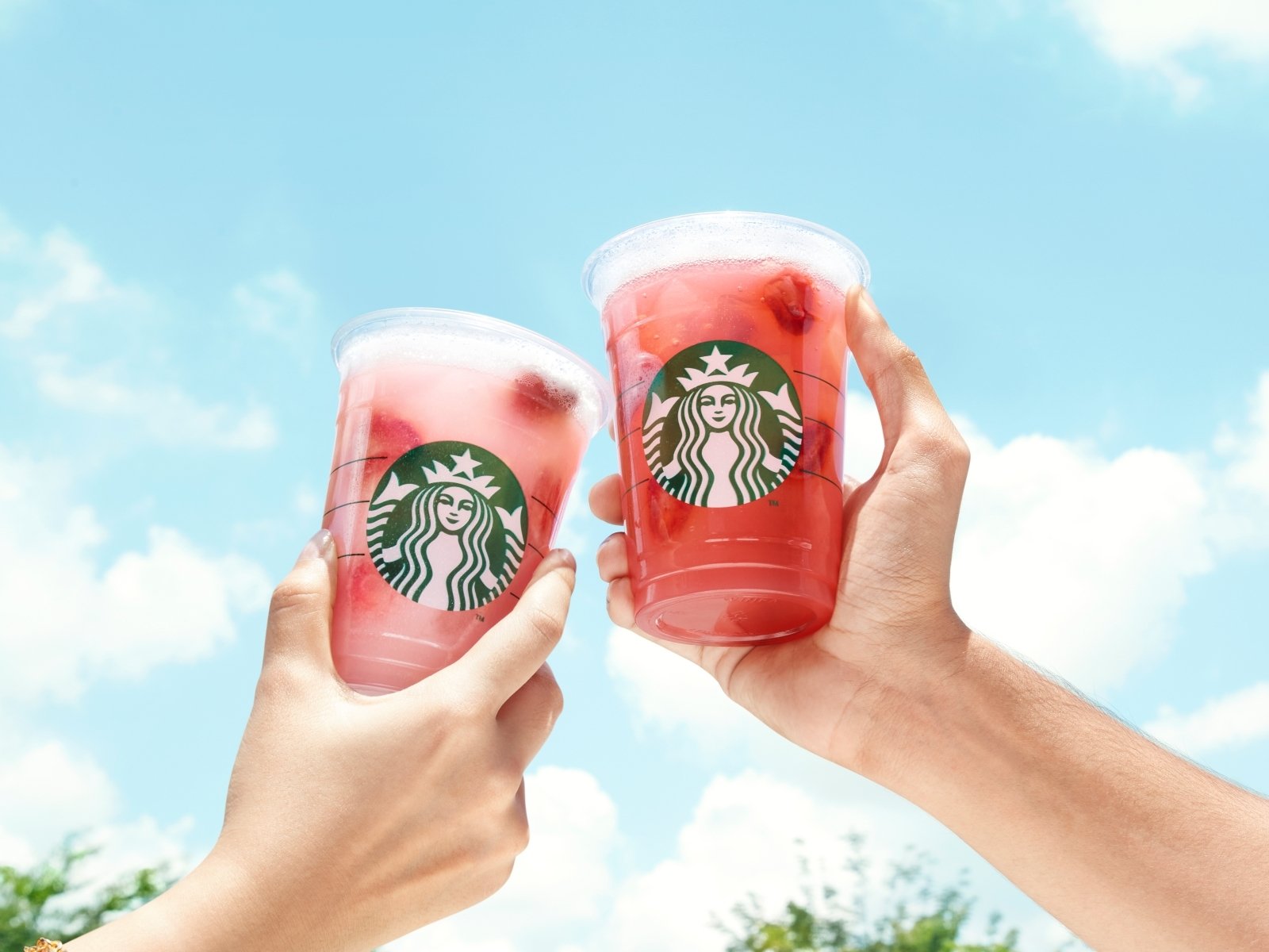 星巴克推出全新「草莓星沁爽」，野營系列商品不鏽鋼杯、水瓶同步登場！