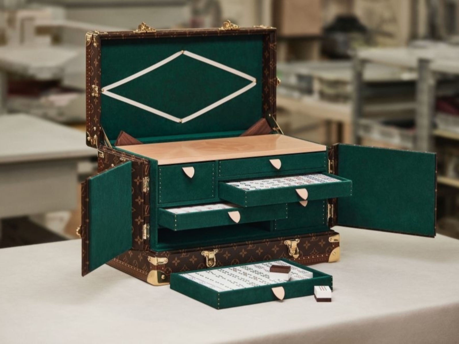 Louis Vuitton 再推全新奢華「Vanity 麻將硬箱」，松綠色內襯+胡桃木麻將拿出來超威風！