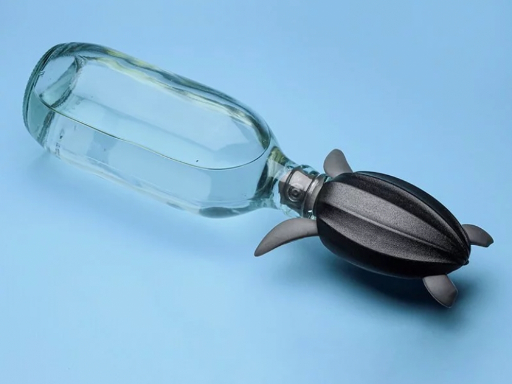 泰國文創品牌推超獵奇「拯救海龜開瓶器」，龜頭成活塞堵瓶口，說不出的 BUG 啊～