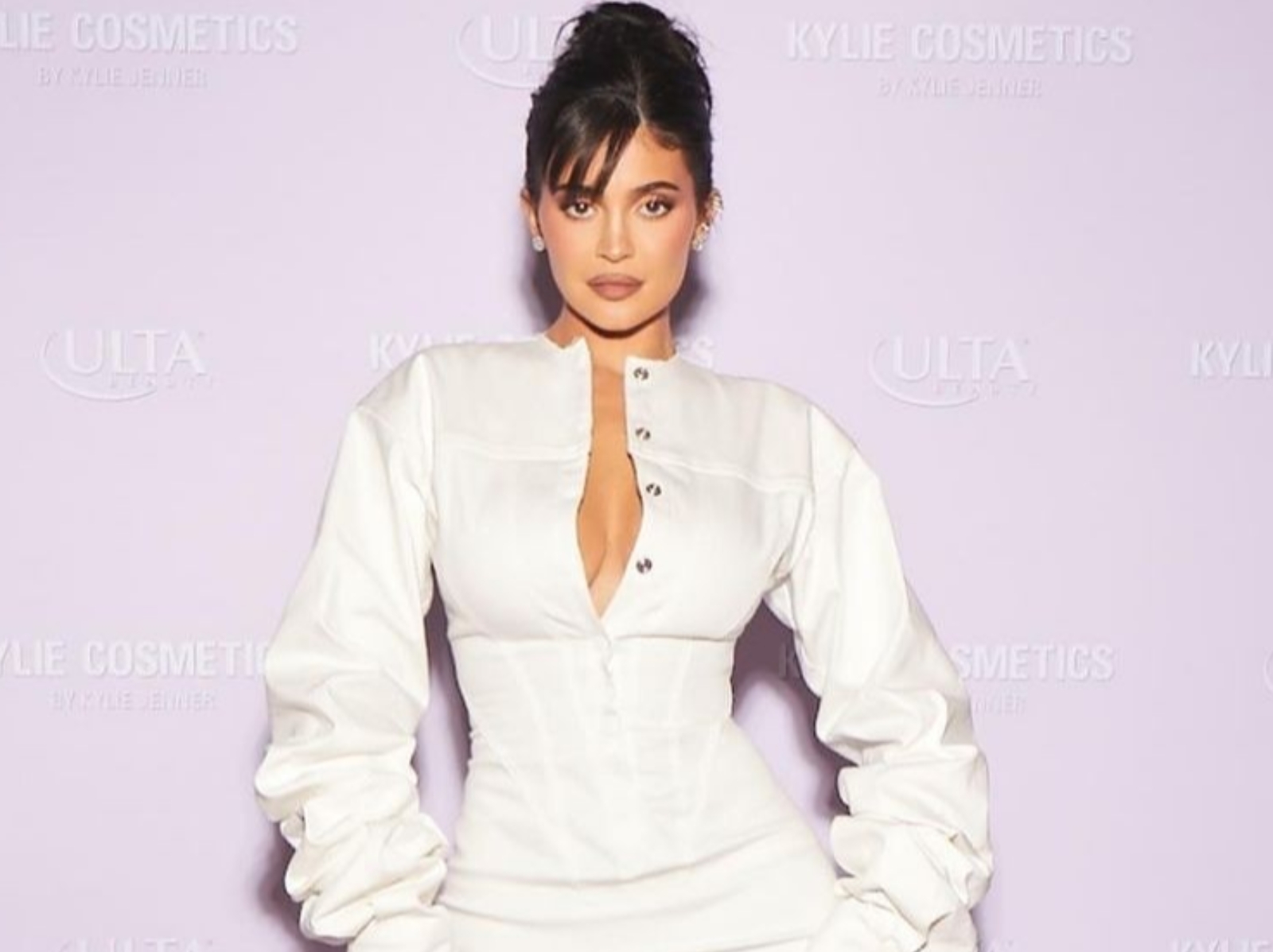 凱莉珍娜 Kylie Jenner 與粉絲合照，雙眼直視鏡頭零互動引網抨擊：「正眼都不看粉絲！」