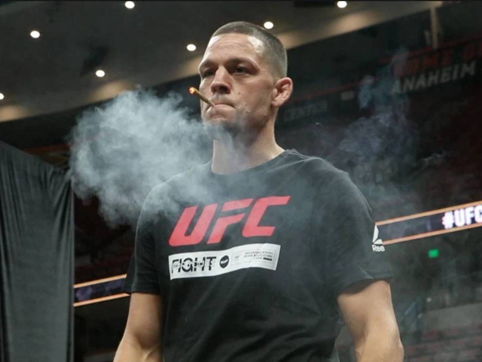 UFC 格鬥名將「小麻」Nate Diaz 邊抽大麻邊驗尿，玩笑嗆：「反興奮劑機構吃我大鵰！」