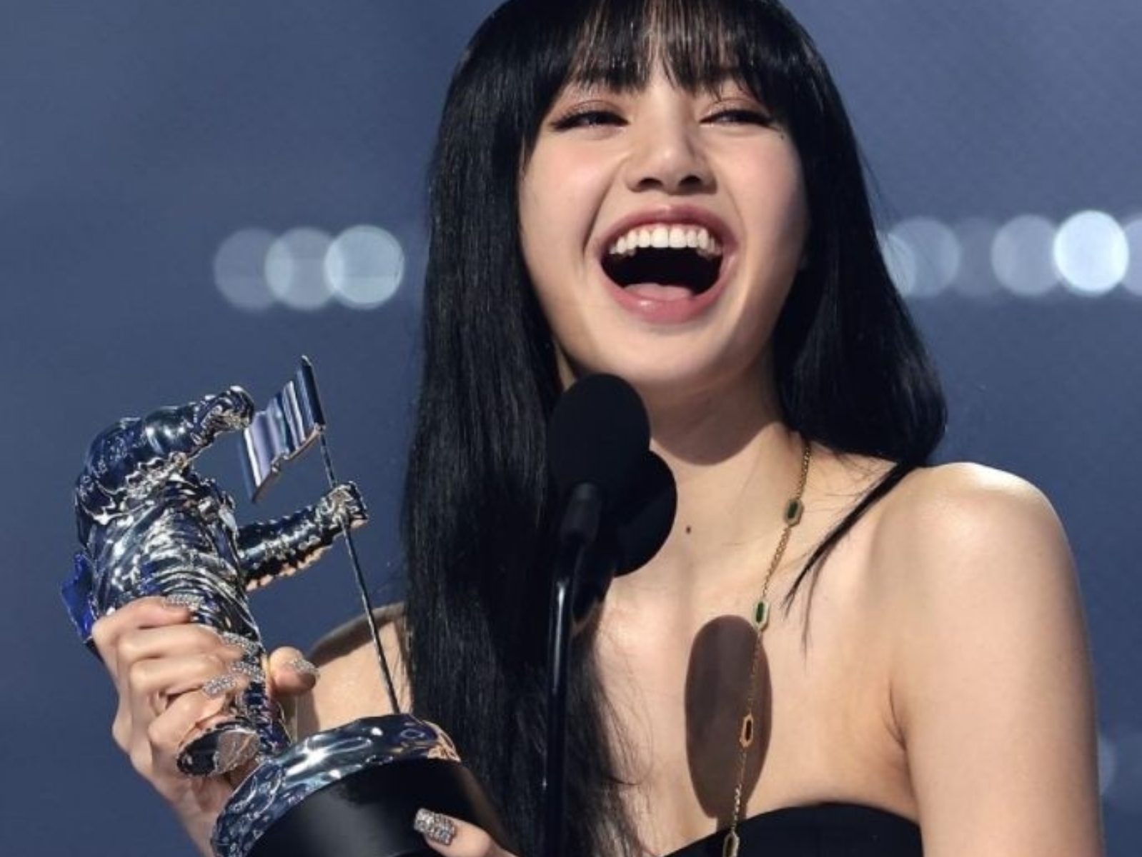 Blackpink LISA 《LALISA》奪 VMA 「最佳 K-POP 個人獎」，成員台下可愛應援超暖心！