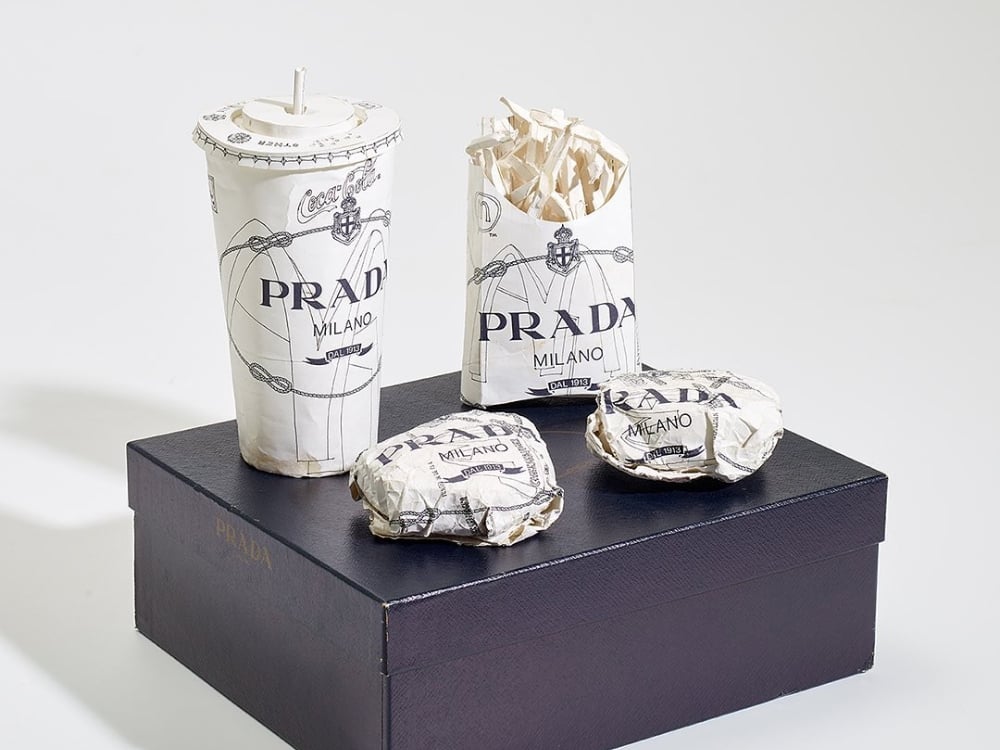 麥當勞和精品聯名？藝術家 Tom Sachs 打造 PRADA 版本大麥克套餐，隔著螢幕都覺得香～