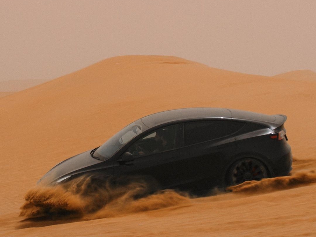 特斯拉 Tesla 官方在杜拜沙漠進行「高溫及耐久性實測」，超過攝氏 50 度也能飆高速！