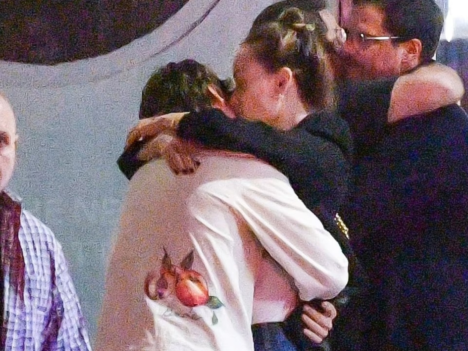 哈利 Harry Styles 當街擁吻大 10 歲《別擔心親愛的》導演女友 Olivia Wilde，在好友面前也忍不住啦！
